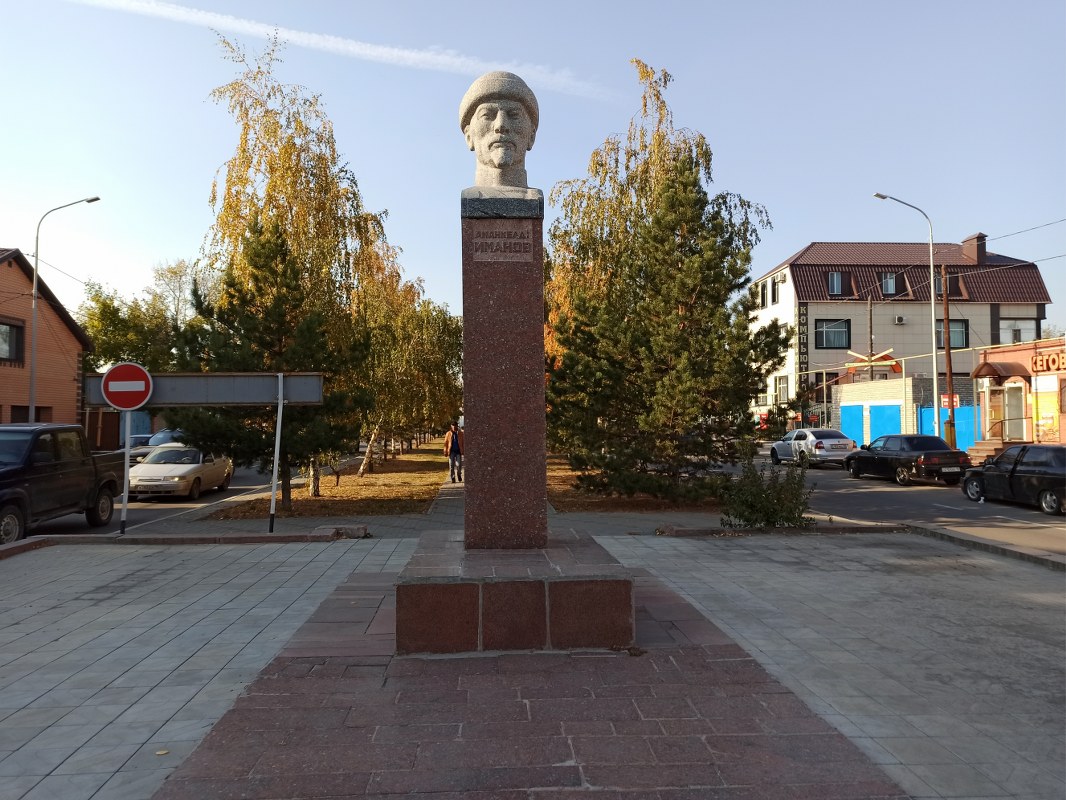 Амангелді Имановтың мүсіні