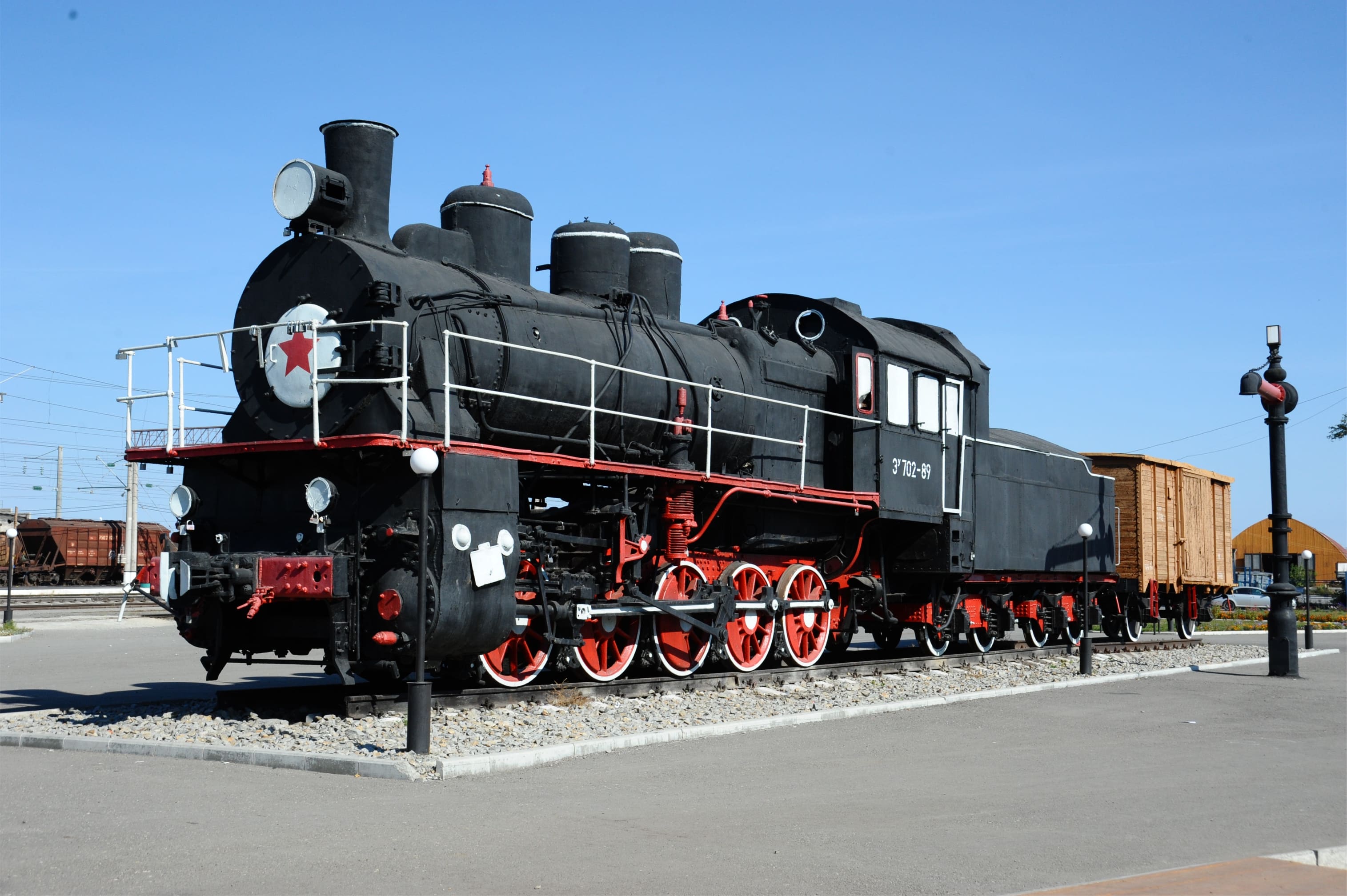 1954 жылы тың игерушілердің бірінші эшелонын жеткізген «Паровоз» ескерткіші